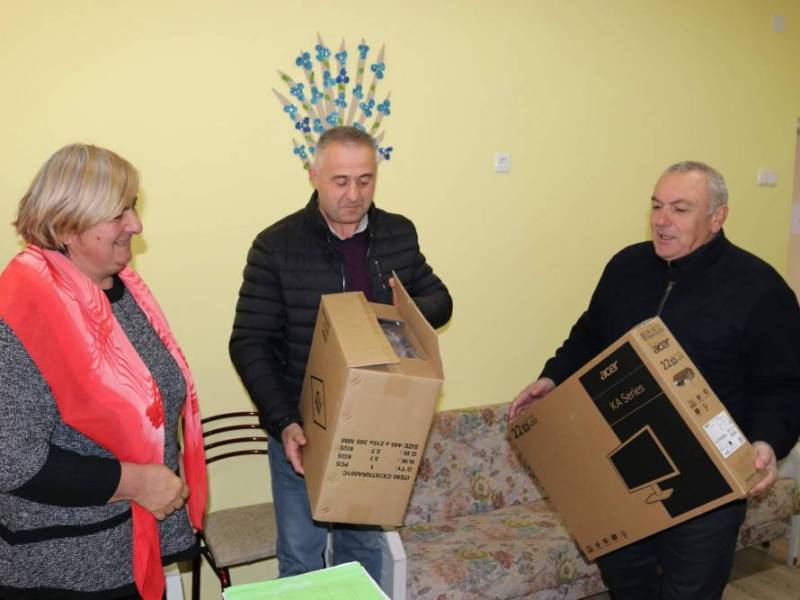 მუნიციპალიტეტის 12 საბავშვო ბაღს გადაეცა კომპიუტერული ტექნიკა